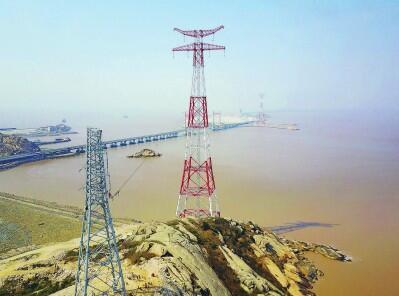 建设洋山港四期供电命脉 高塔屹立跨海架线